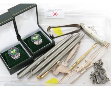 TRAY OF ASSORTED PENS, A .925 DUCK BOOKMARK, PEARL HANDLED FRUIT KNIFE AND OTHER SMALL ITEMS