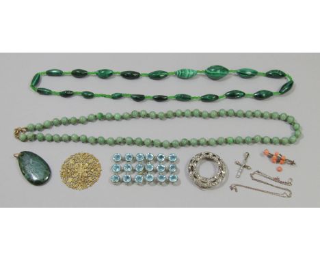 Jade bead necklace with yellow metal clasp, 66cm L approx, plus a small quantity of costume jewellery to include a silver cro