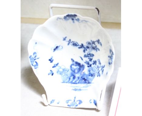 A Worcester blue and white scallop shaped pickle dish, 10cm 