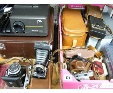 COLLECTION OF VINTAGE CAMERAS, a Zeiss Icon Royal A F Selectiv slide projector and associated material