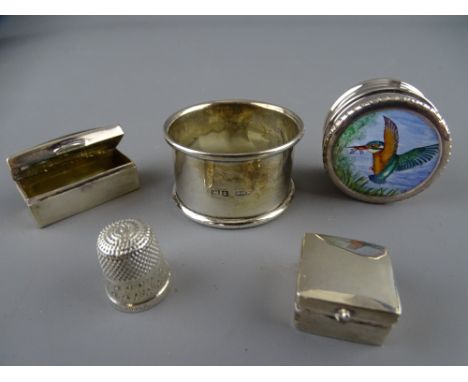 COLLECTION OF SMALL SILVER including a moss agate top rectangular pill box, a plain square example, napkin ring and thimble w