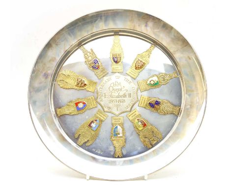 A cased commemorative silver gilt plate for the 25th Anniversary of the Coronation, 25.5cm diameter, Birmingham 1978, with ce
