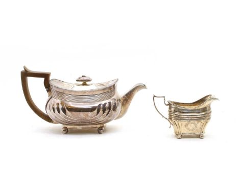 An Edwardian silver teapot and associated milk jug, Sheffield 1905, approximately 29 ozt