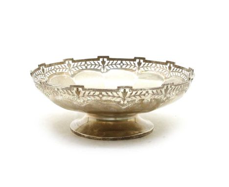 A silver pedestal bowl, Birmingham 1925, 23cm diameter, approx 18ozProvenance: The estate of Robin and Patricia Pickard