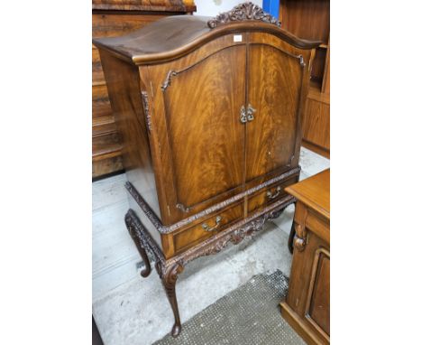 MAHOGANY DOUBLE DOOR COCKTAIL/ DRINKS CABINET     