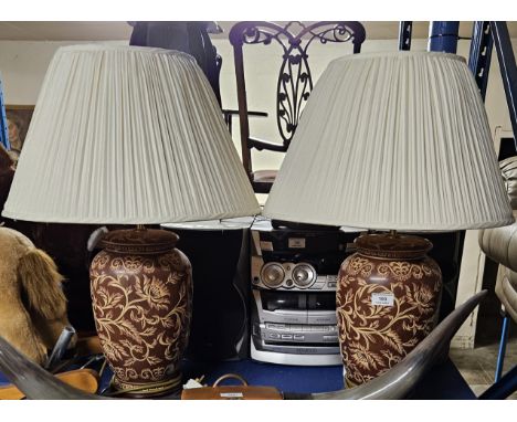 PAIR OF MODERN CERAMIC TABLE LAMPS WITH SHADES     