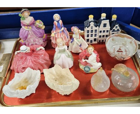 TRAY CONTAINING 3 KLM DUTCH DECANTERS, SMALL ANTIQUE CHINESE FOOTED BOWL, 5 ROYAL DOULTON FIGURINES, W.H GOSS FIGURINE, PAIR 