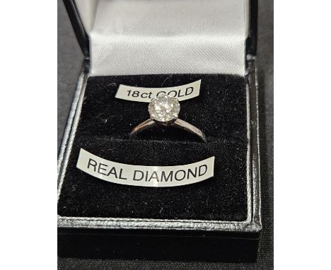 1 CARAT DIAMOND SOLITAIRE RING ON 18 CARAT WHITE GOLD SHANK     