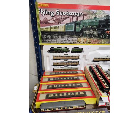 HORNBY FLYING SCOTSMAN SET LOCOMOTIVE AND CARRIAGES, NORTHUMBRIAN LOCOMOTIVE AND CARRIAGES, TRAY WITH 7 HORNBY CARRIAGES, PAS