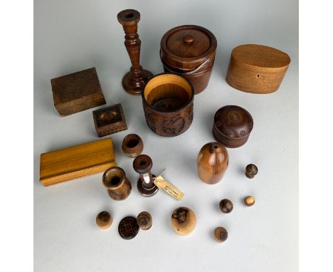 AN ASSORTMENT OF TREEN, TO INCLUDE A TEA CADDY (Qty)