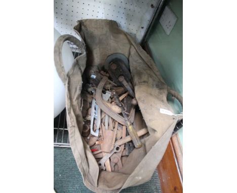 A CANVAS TOOL BAG CONTAINING A SELECTION OF TOOLS ETC. 