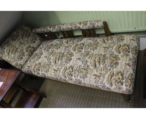 A FIRST QUARTER 20TH CENTURY OAK FRAMED CHAISE LONGUE, with tapestry style upholstery 