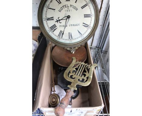 A BOX CONTAINING A VINTAGE SET OF KITCHEN SCALES together with a brass trivet, and a Hotel Noir branded QUARTZ WALL CLOCK, an