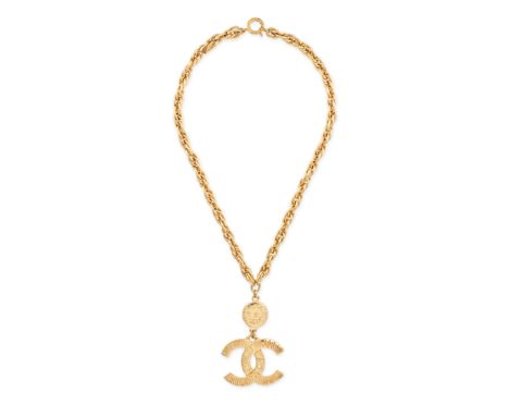 NO RESERVE - CHANEL, A VINTAGE CC NECKLACE comprising a fancy link chain, suspending a textured CC logo, signed Chanel, 44.0c