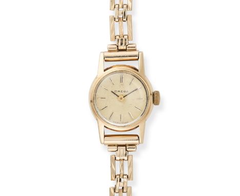 NO RESERVE - OMEGA, A LADIES WRISTWATCH in 9ct yellow gold, circular case surrounding a champagne dial with applied baton mar
