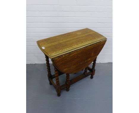 An Edwardian oak gate leg table having a moulded top raised on barley twist supports and stretchers, 77 x 73cm 