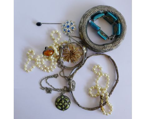 A collection of costume jewellery to include an amber dress ring, faux pearl beads and white metal bangles etc (a lot) 