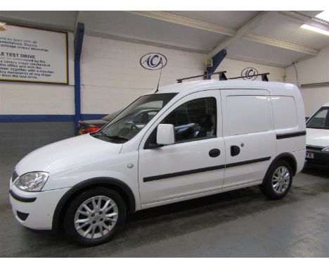 Make &amp; Model: Vauxhall Combo 1700 SE EcoDate of Reg: EO61 XCRColour: Whitecc: 1248MoT: 04-10-2022Fuel Type: DIESELMileage