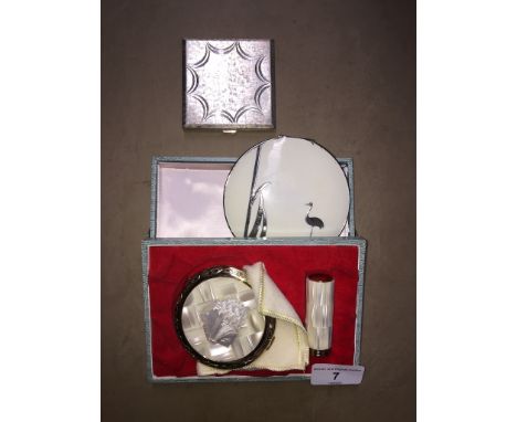 A group of three vintage compacts including an Anglo-Japanese style, an etched silver plated and a mother of pearl fitted in 