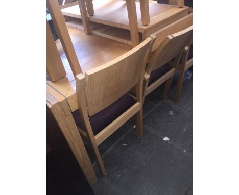 A modern light oak extending dining table and 6 chairs 