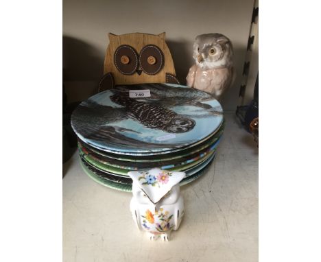 Owl items including Nao, Aynsley, 8 collectors plates and perpetual calendar 