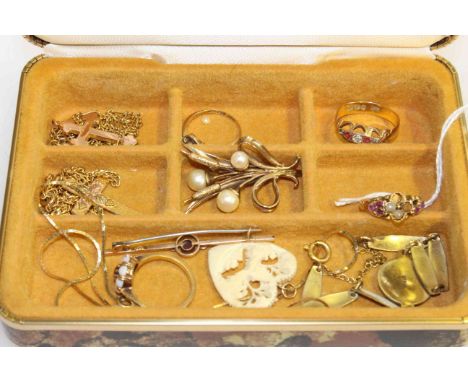 Victorian 18 carat gold ring, diamond crossover ring, 9 carat gold and cultured pearl brooch, etc