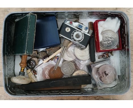A tin of assorted collectables including a novelty lighter modelled as a camera, military badge/buttons, coins, a cut throat 