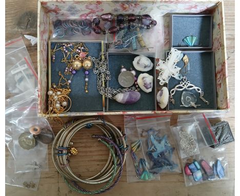 A box of assorted jewellery including a button marked '9ct', silver and titanium jewellery etc.