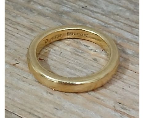 A hallmarked 22ct gold wedding band, weight 5.9g, size K.