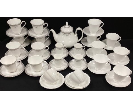 A Royal Doulton ‘York’ pattern tea service for eight including eight tea cups and saucers, a tea pot; other tea ware; etc 