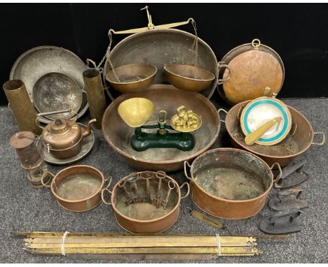 Copper, brass, and other metalware - vintage cast iron and brass weighing scales, with a graduated set of weights;  brass sta