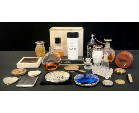 Ladies accessories - Perfume bottles/compact mirrors including; Worth Paris Lalique Paris, silver plates mounted amethyst gla