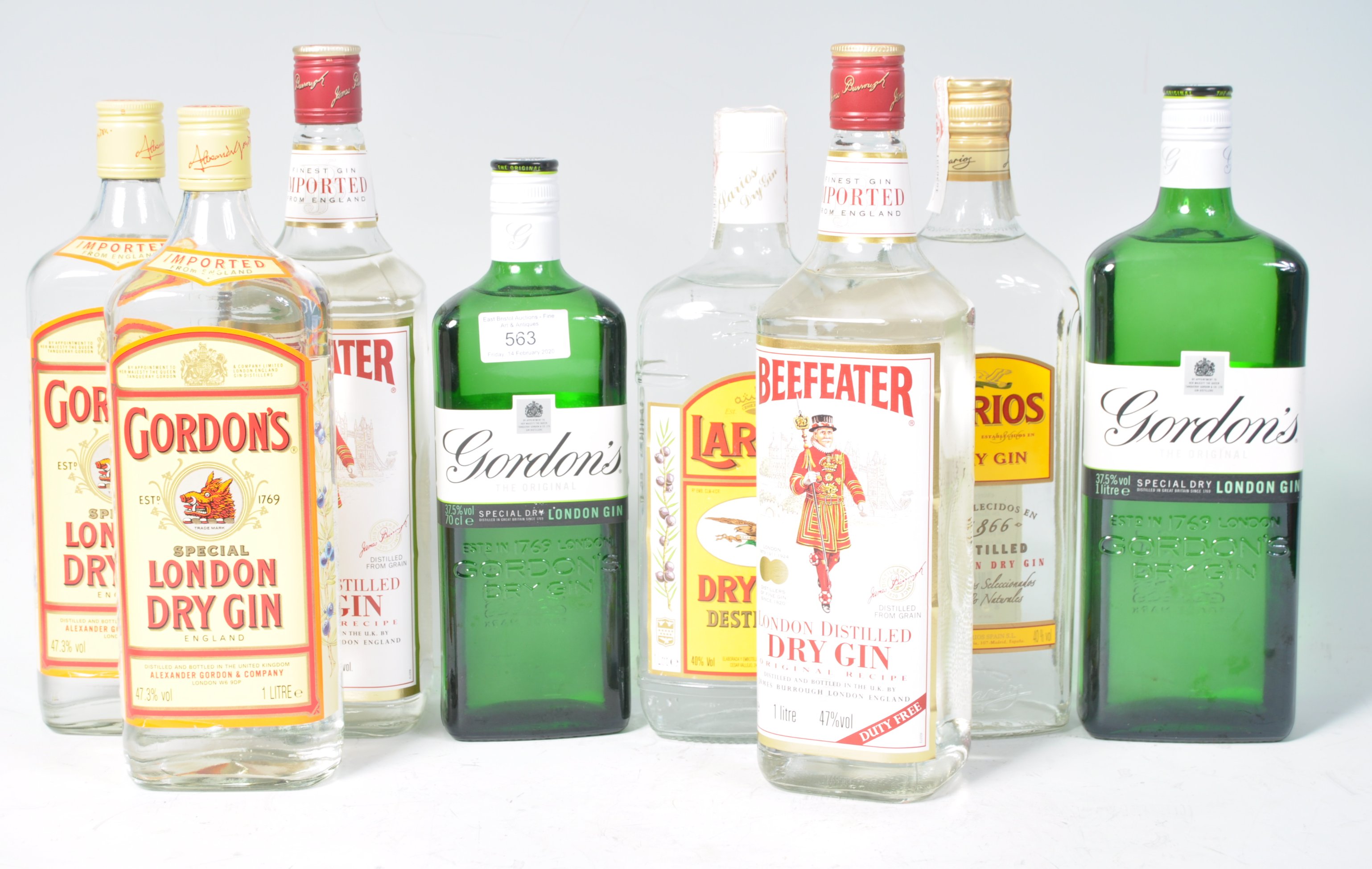 A collection of 8x bottles of gin comprising 2x bottles of Beefeater