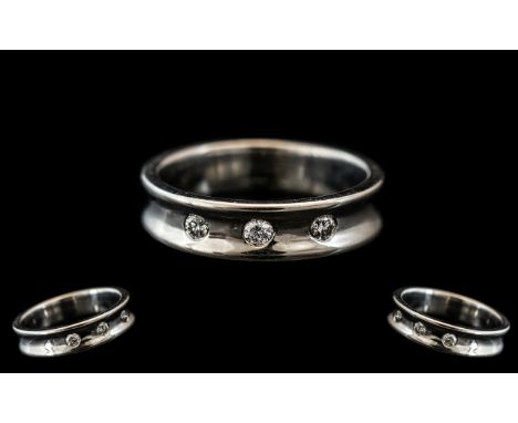 An 18ct White Gold Diamond Ring concave band set with three round modern brilliant cut diamonds, fully hallmarked ring size K