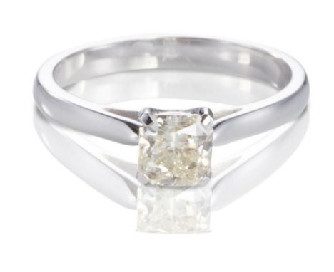 Solitärring, Weißgold "750". Diamant im Radiantschliff ca. 1,05 Karat (very light yellow, vs). Moderner, eleganter Ring mit g
