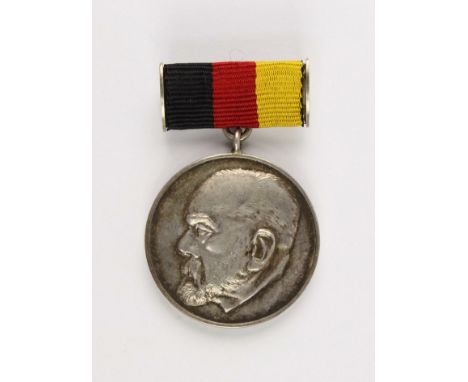 Verdienter Arzt des Volkes,  Medaille Silber, punziert im Rand "900", an Bandtragespange. B. 52d. Große Verleihungsurkunde an