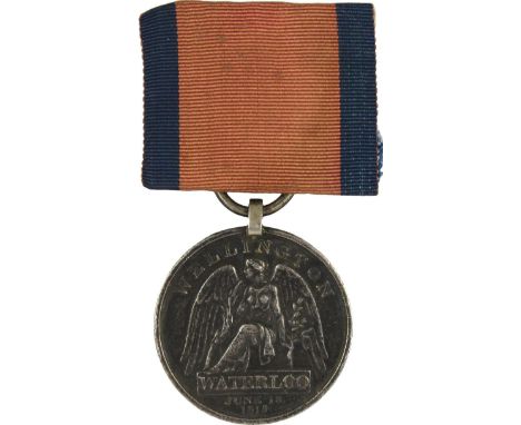 Waterloo-Medaille 1815, Silber mit Stempelschneider "T. WYON JUN", kleine silberne Trageöse mit silbernem Ring, Band auf Papp