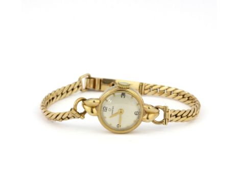 A lady's 9ct yellow gold Omega wrist watch, L. 17cm.&nbsp;Approx. 17.6gr.