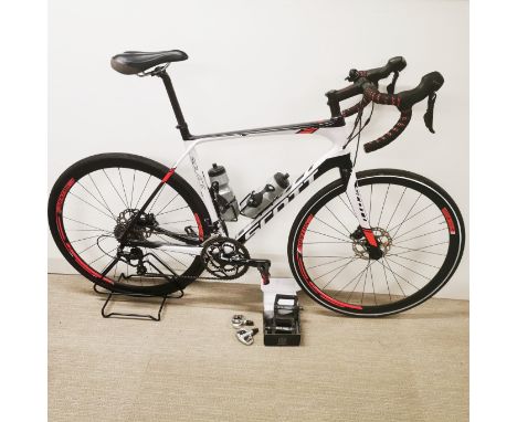 A large carbon Scott FL20 Syncros road bike with 3 sets of pedals, 56 inch. Wheel to wheel 166cm.