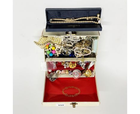 A jewellery box and contents.