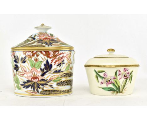 A circa 1810s porcelain Coalport finger pattern Imari style lidded oval pot. The pot richly decorated in gilt, red and and bl