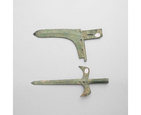 TWO CHINESE BRONZE BLADESEASTERN ZHOU DYNASTY AND PROBABLY HAN DYNASTY291g and 167g, 25cm and 28.7cm. (2) WITHOUT RESERVE本拍品不