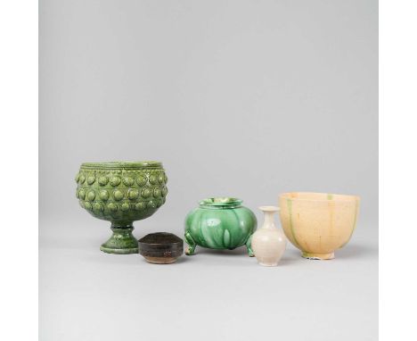 FIVE CHINESE CERAMIC ITEMSTANG DYNASTY AND LATER10.5cm max. (6)WITHOUT RESERVE本拍品不設底價。Comprising: a green-glazed stem cup wit