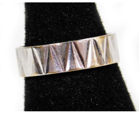 A 9ct white gold wedding band, of etched triangle design, ring size R, 2.7g all in.