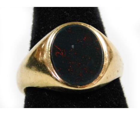 A 9ct gold signet ring, with oval green agate set central stone, ring size R, 7.2g.