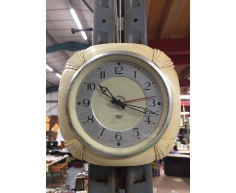 A VINTAGE SMITHS ELECTRIC KITCHEN WALL CLOCK 