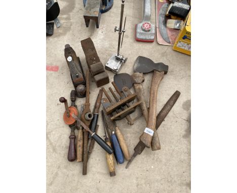 AN ASSORTMENT OF TOOLS TO INCLUDE A STANLEY WOOD PLANE, A BRACE DRILL AND TWO AXES BOTH BEARING NAMES ETC 