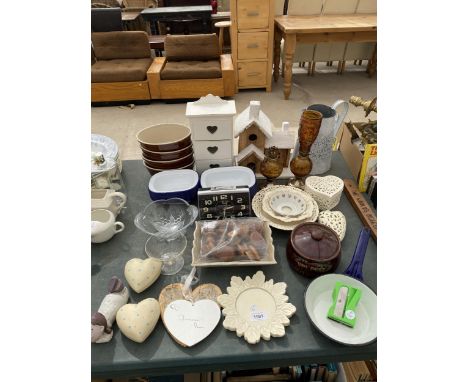 AN ASSORTMENT OF ITEMS TO INCLUDE ENAMEL PIE DISHES, DOOR FURNITURE AND TWO OIL LAMPS ETC 