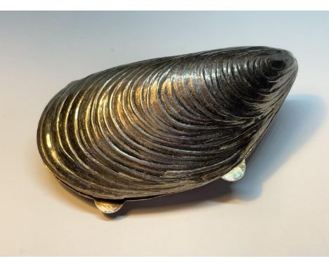 A MARKED 925 SILVER MUSSEL SHELL DESIGN SNUFF BOX 