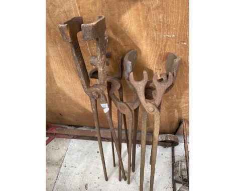 A COLLECTION OF HEAVY DUTY FOUNDRY TOOLS 